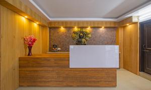 una hall con un bancone bianco e una statua di Itsy Hotels Peak View, 300 Mts From Mall Road a Mussoorie