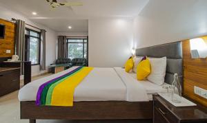Letto o letti in una camera di Itsy Hotels Peak View, 300 Mts From Mall Road