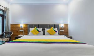 Letto o letti in una camera di Itsy Hotels Peak View, 300 Mts From Mall Road