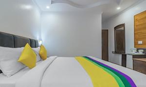 Letto o letti in una camera di Itsy Hotels Peak View, 300 Mts From Mall Road