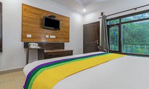 Letto o letti in una camera di Itsy Hotels Peak View, 300 Mts From Mall Road