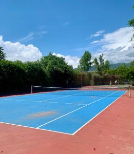 um campo de ténis com um campo de ténis azul em River Tales 2 em Kalamata