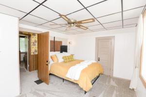 - une chambre avec un lit et un ventilateur de plafond dans l'établissement Unique Two Story with a Vintage Flare, à Fargo