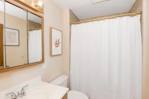 Et badeværelse på Unique Two Story with a Vintage Flare + 23 billeder