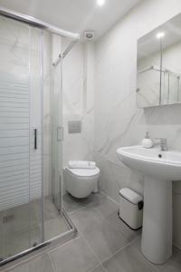 Ένα μπάνιο στο N&J Apartment 2 by Booking Kottas