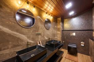 Kamar mandi di Maliekal Heritance Cherai Beach Cochin