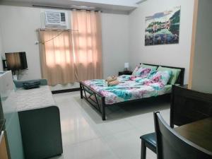 Un dormitorio con una cama con un osito de peluche. en Newport City Condo near Manila Airport Terminal 3, en Manila