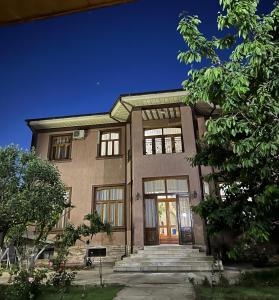 um grande edifício de tijolos com uma porta e escadas em Brown Hill em Samarkand