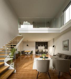 una sala de estar con una escalera en una casa en I Loft Santiago by Upper Luxury Housing en Santiago de Compostela