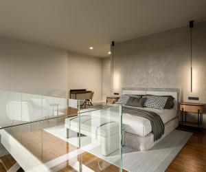 1 dormitorio con 1 cama y pared de cristal en I Loft Santiago by Upper Luxury Housing, en Santiago de Compostela