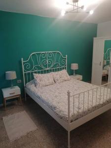 um quarto com uma cama com uma parede verde em Casa las pencas de margarita em Los Realejos