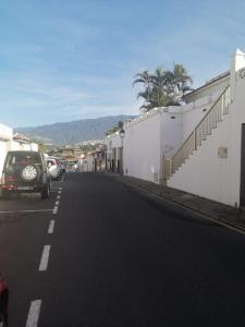 um carro estacionado ao lado de uma rua em Casa las pencas de margarita em Los Realejos
