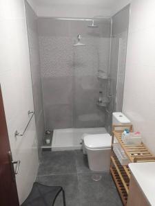 uma pequena casa de banho com chuveiro e WC em Casa las pencas de margarita em Los Realejos