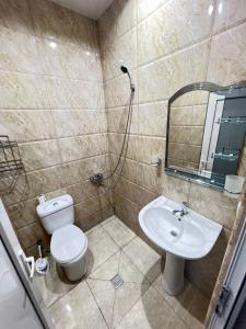 łazienka z toaletą i umywalką w obiekcie Guest House In Gonio w mieście Gonio