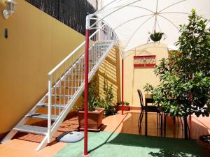 - un escalier blanc dans une pièce ornée de plantes en pot dans l'établissement Casa Rural Jardín del Desierto, à Tabernas