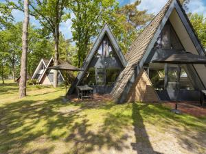 StramproyにあるSecluded Holiday Home in Limburg with a Terraceの木の家