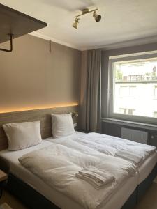 Ένα ή περισσότερα κρεβάτια σε δωμάτιο στο Hotel Petite Königsallee SELF CHECK-IN