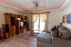 Telewizja i/lub zestaw kina domowego w obiekcie Villa Evie