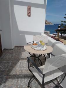 un tavolo e sedie su un patio con vista sull'oceano di Vromolithos apartments #4 a Vromolithos