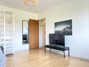 uma sala de estar com uma televisão de ecrã plano sobre uma mesa em Studio Apartment In Glostrup, Hovedvejen 70, 3 em Glostrup
