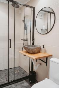 W łazience znajduje się umywalka i prysznic. w obiekcie Boshuisje Rekem - Topo w mieście Lanaken