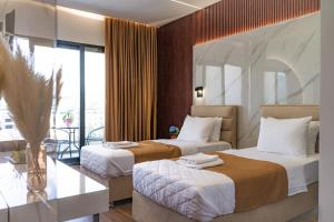 pokój hotelowy z dwoma łóżkami i balkonem w obiekcie Hotel Lajka Luxury w Ulcinju