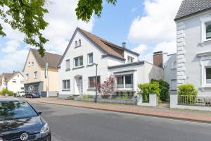 a row of white houses on a street at AT WEINMEISTER - Großzügigkeit & Ruhe in Gütersloh