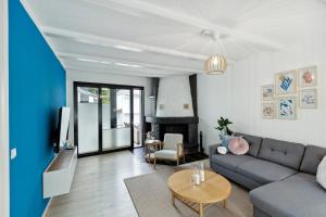 居特斯洛的住宿－Großzügige & Moderne Wohnung - Wifi - Terrasse，客厅配有沙发和桌子