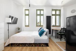 Dormitorio blanco con cama y mesa en Homewell Apartments Poznańska, en Poznan