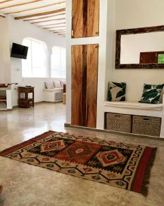 TV a/nebo společenská místnost v ubytování Pucci House Watamu