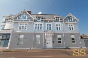 a large white house with a s at Pearl Penthouse - 1 MINUTE FROM 02 ACADEMY - FREE PARKING - 5 MINUTES FROM THE BEACH - FAST WI-FI - SMART TV in Bournemouth