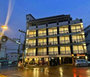 um grande edifício com uma varanda ao lado em Khon Kaen Orchid Hotel em Khon Kaen