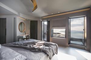 Un pat sau paturi într-o cameră la Kivotos Santorini - Preferred Hotels & Resorts