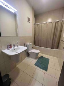 ein Bad mit einem Waschbecken und einem WC in der Unterkunft شقة الاحلام in King Abdullah Economic City
