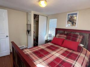 una camera da letto con un grande letto con cuscini rossi di Cheerful pet-friendly bungalow right in town a Montrose