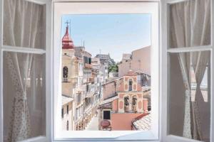 ein offenes Fenster mit Stadtblick in der Unterkunft Keramidogatos Marie Guest House, Corfu Old Town in Korfu-Stadt