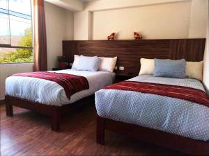 1 Schlafzimmer mit 2 Betten und einem Fenster in der Unterkunft Dreams Boutique Hotel Cusco in Cusco