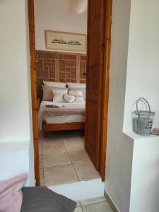 ein kleines Schlafzimmer mit einem Bett in einem Zimmer in der Unterkunft Domaine Bellavigne Gites et SPA in Forcalquier