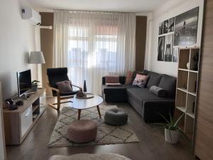 ブダペストにあるDesign-S Apartment 4youのリビングルーム(ソファ、テーブル付)
