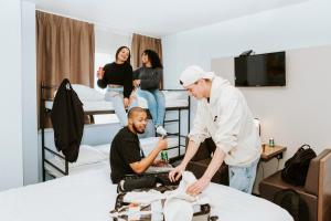 eine Gruppe von Personen in einem Hotelzimmer in der Unterkunft Rotterdam Teleport Hotel in Rotterdam