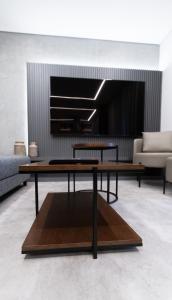 a room with two tables and a couch at Apartamento Duplex de luxo em Campos do Jordão in Campos do Jordão