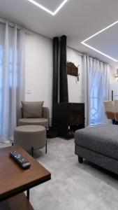 a living room with a couch and a chair and a table at Apartamento Duplex de luxo em Campos do Jordão in Campos do Jordão