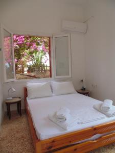 una camera da letto con un letto e due asciugamani di Fishermans House a Khlóï