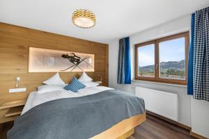 ein Schlafzimmer mit einem großen Bett und einem Fenster in der Unterkunft Berghaus Mucha - NATURPARK NAGELFLUHKETTE - Bergbahn im Sommer gratis in Bolsterlang