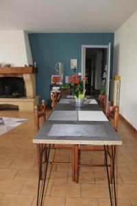 stół w salonie z tabelą sidx sidx sidx w obiekcie ARTS & Passion w mieście Mirambeau
