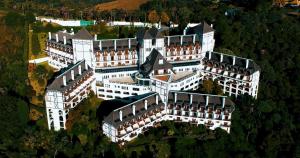 an overhead view of a large white building at Lindo Duplex em Campos do Jordão in Campos do Jordão