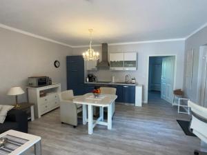 Køkken eller tekøkken på Kleine Villa Marleen, Ferienwohnung + 14 billeder