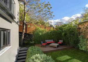 um pátio com uma mesa e cadeiras num quintal em Luxury Modern Oasis Villa W Private Garden! #25 em Istambul