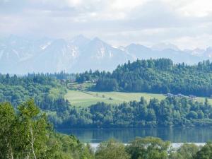 vistas a un lago con montañas en el fondo en BIWAK Na Sygulnej Przywieź namiot, en Mizerna