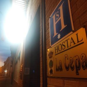 una señal de hospital al lado de un edificio en Hostal la Cepa en Aldeanueva de Ebro
